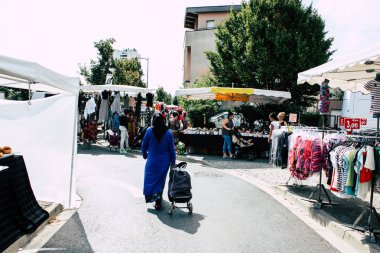 Reims Fransa 27 Temmuz 2018 alışveriş ve Reims sokak Pazar sabahları yürüyüş bilinmeyenli insan görünümü
