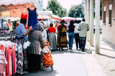 Reims Fransa 27 Temmuz 2018 alışveriş ve Reims sokak Pazar sabahları yürüyüş bilinmeyenli insan görünümü
