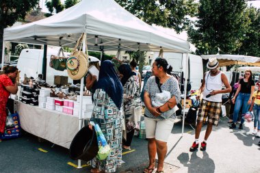 Reims Fransa 27 Temmuz 2018 alışveriş ve Reims sokak Pazar sabahları yürüyüş bilinmeyenli insan görünümü
