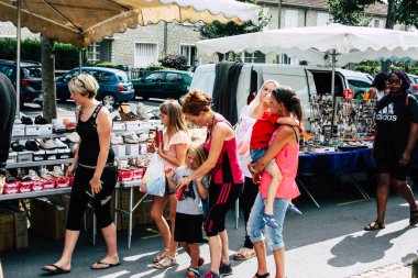 Reims Fransa 27 Temmuz 2018 alışveriş ve Reims sokak Pazar sabahları yürüyüş bilinmeyenli insan görünümü