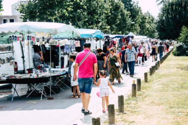 Reims Fransa 27 Temmuz 2018 alışveriş ve Reims sokak Pazar sabahları yürüyüş bilinmeyenli insan görünümü