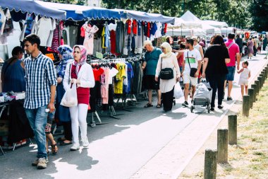 Reims Fransa 27 Temmuz 2018 alışveriş ve Reims sokak Pazar sabahları yürüyüş bilinmeyenli insan görünümü