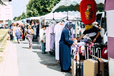 Reims Fransa 27 Temmuz 2018 alışveriş ve Reims sokak Pazar sabahları yürüyüş bilinmeyenli insan görünümü