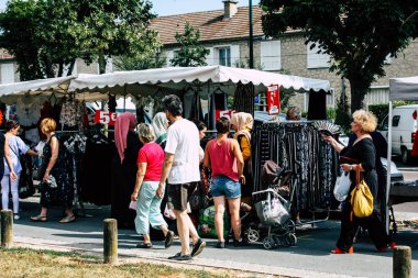 Reims Fransa 27 Temmuz 2018 alışveriş ve Reims sokak Pazar sabahları yürüyüş bilinmeyenli insan görünümü