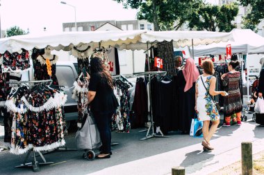 Reims Fransa 27 Temmuz 2018 alışveriş ve Reims sokak Pazar sabahları yürüyüş bilinmeyenli insan görünümü