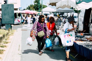 Reims Fransa 27 Temmuz 2018 alışveriş ve Reims sokak Pazar sabahları yürüyüş bilinmeyenli insan görünümü