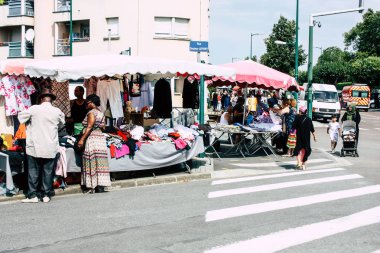 Reims Fransa 27 Temmuz 2018 alışveriş ve Reims sokak Pazar sabahları yürüyüş bilinmeyenli insan görünümü