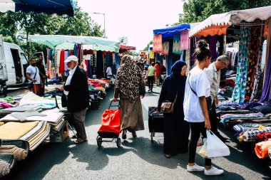 Reims Fransa 27 Temmuz 2018 alışveriş ve Reims sokak Pazar sabahları yürüyüş bilinmeyenli insan görünümü