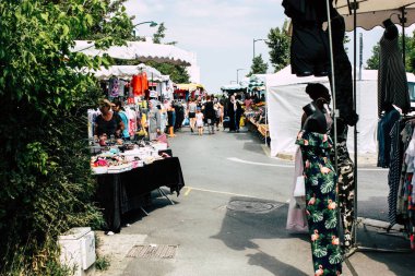 Reims Fransa 27 Temmuz 2018 alışveriş ve Reims sokak Pazar sabahları yürüyüş bilinmeyenli insan görünümü