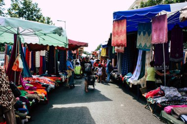 Reims Fransa 27 Temmuz 2018 alışveriş ve Reims sokak Pazar sabahları yürüyüş bilinmeyenli insan görünümü