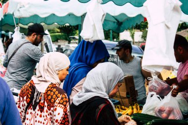 Reims Fransa 27 Temmuz 2018 alışveriş ve Reims sokak Pazar sabahları yürüyüş bilinmeyenli insan görünümü