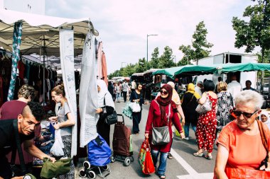 Reims Fransa 27 Temmuz 2018 alışveriş ve Reims sokak Pazar sabahları yürüyüş bilinmeyenli insan görünümü