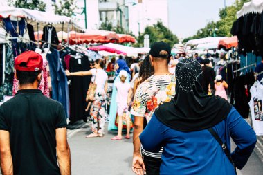 Reims Fransa 27 Temmuz 2018 alışveriş ve Reims sokak Pazar sabahları yürüyüş bilinmeyenli insan görünümü