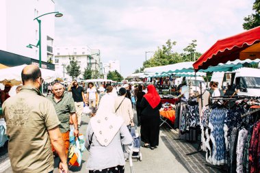 Reims Fransa 27 Temmuz 2018 alışveriş ve Reims sokak Pazar sabahları yürüyüş bilinmeyenli insan görünümü