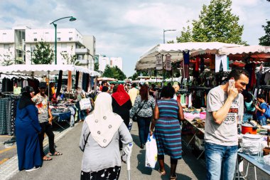 Reims Fransa 27 Temmuz 2018 alışveriş ve Reims sokak Pazar sabahları yürüyüş bilinmeyenli insan görünümü