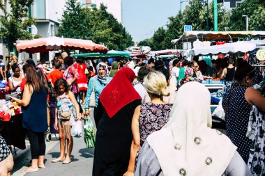 Reims Fransa 27 Temmuz 2018 alışveriş ve Reims sokak Pazar sabahları yürüyüş bilinmeyenli insan görünümü