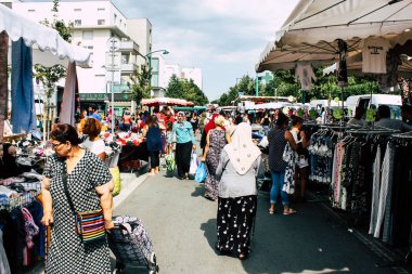 Reims Fransa 27 Temmuz 2018 alışveriş ve Reims sokak Pazar sabahları yürüyüş bilinmeyenli insan görünümü