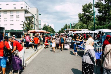 Reims Fransa 27 Temmuz 2018 alışveriş ve Reims sokak Pazar sabahları yürüyüş bilinmeyenli insan görünümü