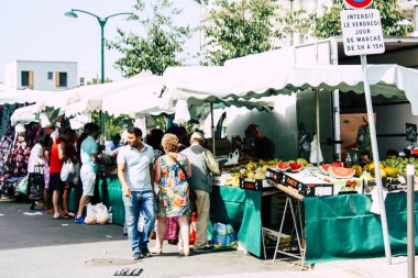 Reims Fransa 27 Temmuz 2018 alışveriş ve Reims sokak Pazar sabahları yürüyüş bilinmeyenli insan görünümü