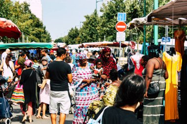 Reims Fransa 27 Temmuz 2018 alışveriş ve Reims sokak Pazar sabahları yürüyüş bilinmeyenli insan görünümü