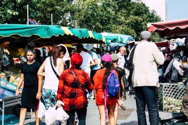 Reims Fransa 27 Temmuz 2018 alışveriş ve Reims sokak Pazar sabahları yürüyüş bilinmeyenli insan görünümü