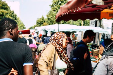Reims Fransa 27 Temmuz 2018 alışveriş ve Reims sokak Pazar sabahları yürüyüş bilinmeyenli insan görünümü