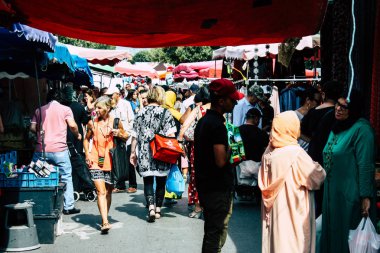 Reims Fransa 27 Temmuz 2018 alışveriş ve Reims sokak Pazar sabahları yürüyüş bilinmeyenli insan görünümü