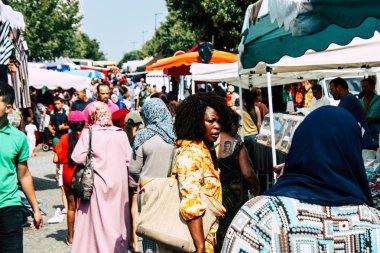Reims Fransa 27 Temmuz 2018 alışveriş ve Reims sokak Pazar sabahları yürüyüş bilinmeyenli insan görünümü