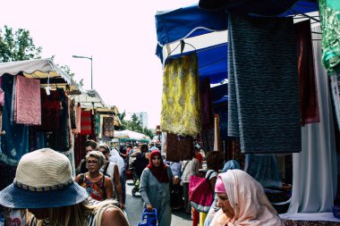 Reims Fransa 27 Temmuz 2018 alışveriş ve Reims sokak Pazar sabahları yürüyüş bilinmeyenli insan görünümü
