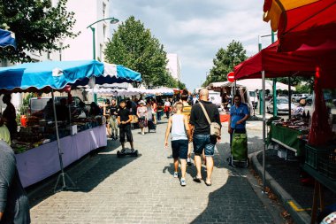 Reims Fransa 27 Temmuz 2018 alışveriş ve Reims sokak Pazar sabahları yürüyüş bilinmeyenli insan görünümü