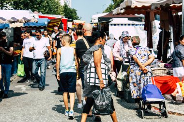 Reims Fransa 27 Temmuz 2018 alışveriş ve Reims sokak Pazar sabahları yürüyüş bilinmeyenli insan görünümü