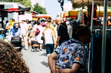 Reims Fransa 27 Temmuz 2018 alışveriş ve Reims sokak Pazar sabahları yürüyüş bilinmeyenli insan görünümü