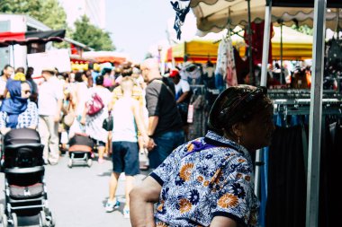 Reims Fransa 27 Temmuz 2018 alışveriş ve Reims sokak Pazar sabahları yürüyüş bilinmeyenli insan görünümü
