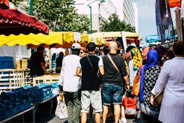 Reims Fransa 27 Temmuz 2018 alışveriş ve Reims sokak Pazar sabahları yürüyüş bilinmeyenli insan görünümü