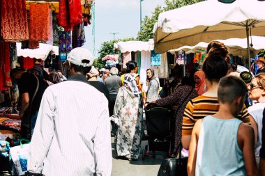 Reims Fransa 27 Temmuz 2018 alışveriş ve Reims sokak Pazar sabahları yürüyüş bilinmeyenli insan görünümü