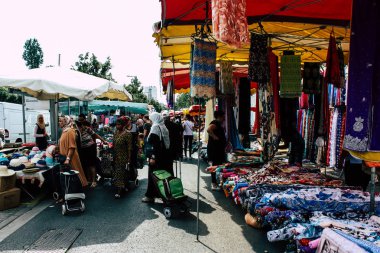 Reims Fransa 27 Temmuz 2018 alışveriş ve Reims sokak Pazar sabahları yürüyüş bilinmeyenli insan görünümü