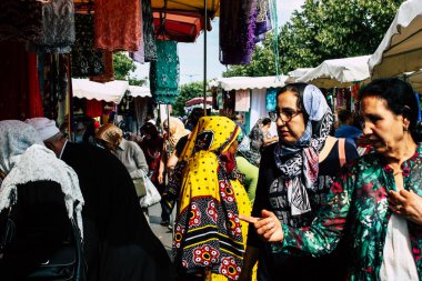 Reims Fransa 27 Temmuz 2018 alışveriş ve Reims sokak Pazar sabahları yürüyüş bilinmeyenli insan görünümü