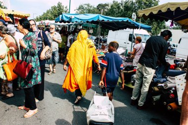 Reims Fransa 27 Temmuz 2018 alışveriş ve Reims sokak Pazar sabahları yürüyüş bilinmeyenli insan görünümü