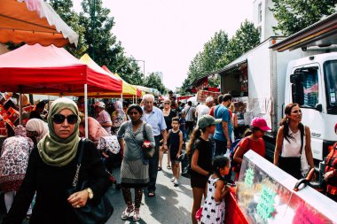 Reims Fransa 27 Temmuz 2018 alışveriş ve Reims sokak Pazar sabahları yürüyüş bilinmeyenli insan görünümü