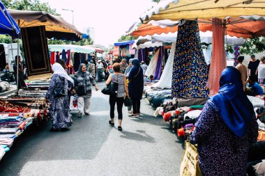 Reims Fransa 27 Temmuz 2018 alışveriş ve Reims sokak Pazar sabahları yürüyüş bilinmeyenli insan görünümü
