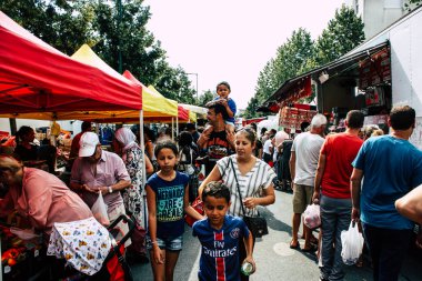 Reims Fransa 27 Temmuz 2018 alışveriş ve Reims sokak Pazar sabahları yürüyüş bilinmeyenli insan görünümü