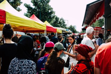 Reims Fransa 27 Temmuz 2018 alışveriş ve Reims sokak Pazar sabahları yürüyüş bilinmeyenli insan görünümü