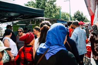 Reims Fransa 27 Temmuz 2018 alışveriş ve Reims sokak Pazar sabahları yürüyüş bilinmeyenli insan görünümü