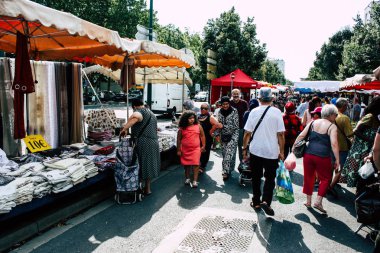 Reims Fransa 27 Temmuz 2018 alışveriş ve Reims sokak Pazar sabahları yürüyüş bilinmeyenli insan görünümü