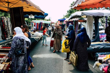 Reims Fransa 27 Temmuz 2018 alışveriş ve Reims sokak Pazar sabahları yürüyüş bilinmeyenli insan görünümü