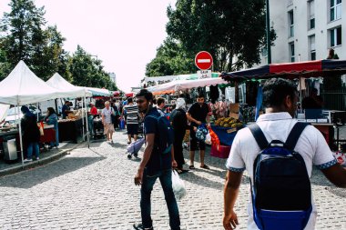 Reims Fransa 27 Temmuz 2018 alışveriş ve Reims sokak Pazar sabahları yürüyüş bilinmeyenli insan görünümü