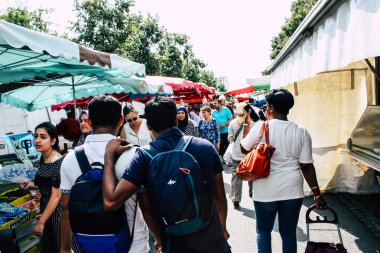 Reims Fransa 27 Temmuz 2018 alışveriş ve Reims sokak Pazar sabahları yürüyüş bilinmeyenli insan görünümü