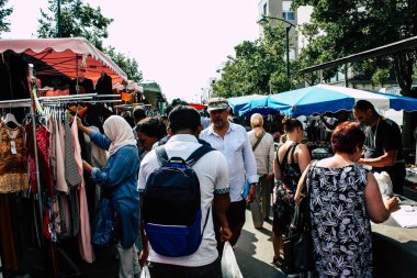Reims Fransa 27 Temmuz 2018 alışveriş ve Reims sokak Pazar sabahları yürüyüş bilinmeyenli insan görünümü
