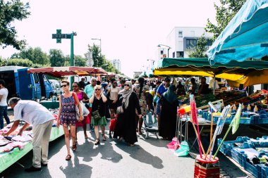 Reims Fransa 27 Temmuz 2018 alışveriş ve Reims sokak Pazar sabahları yürüyüş bilinmeyenli insan görünümü