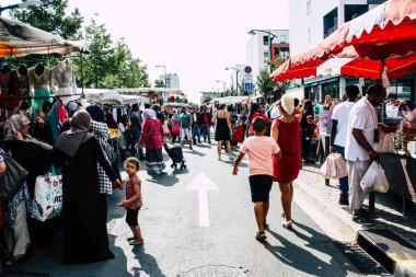 Reims Fransa 27 Temmuz 2018 alışveriş ve Reims sokak Pazar sabahları yürüyüş bilinmeyenli insan görünümü